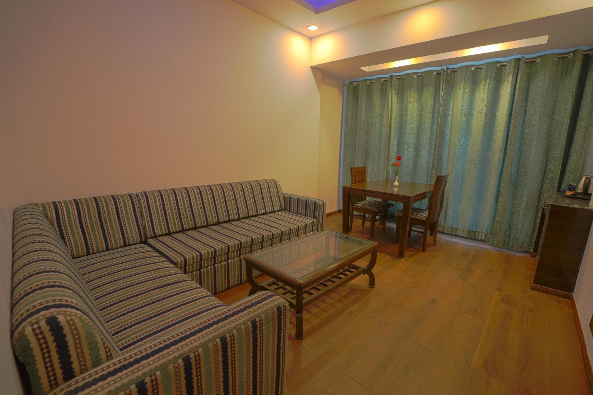 Q Saina S K Regency Rishikesh Hotell Eksteriør bilde